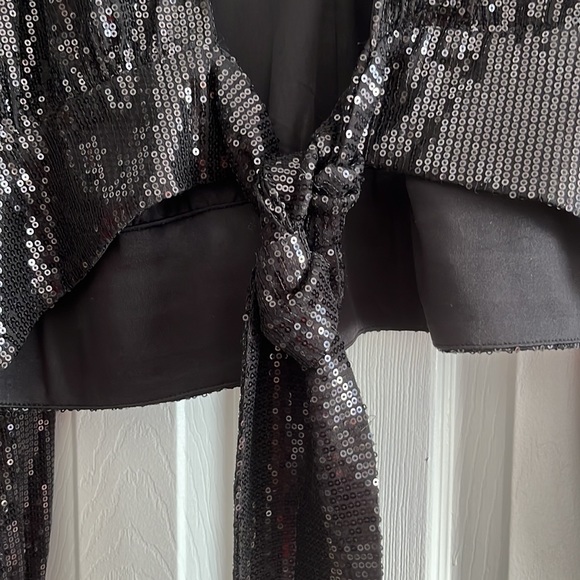 ✨2for15✨ Dynamite open back sequins tie back crop top - Picture 7 of 11